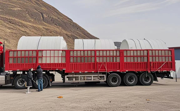 碌曲塑料桶装车完毕准备运输中