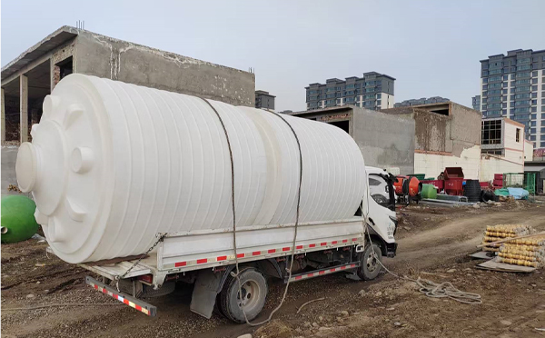 PE碌曲塑料大桶运输中