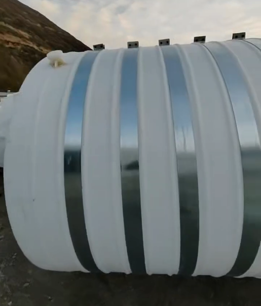 圆形碌曲塑料桶批量交付案例：结构稳定，适配多行业液体储运需求